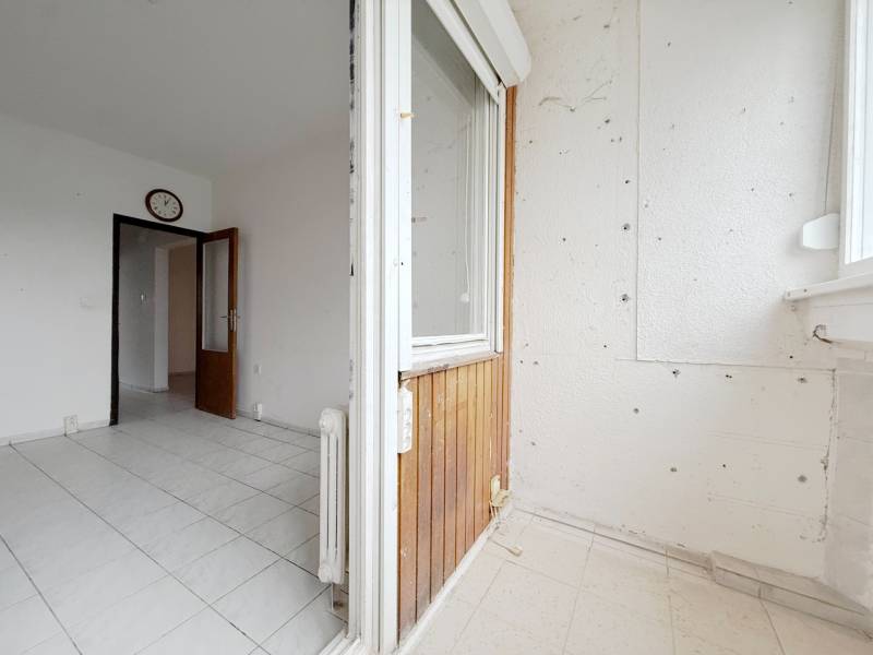 Balkon mit Fliesen in einer 4-Zimmer-Wohnung, Blick in den Flur mit Türen.