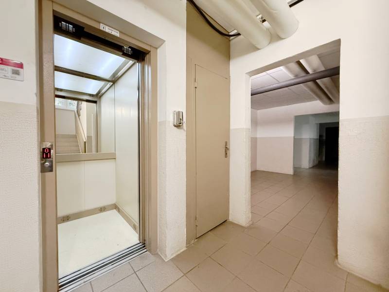 Aufzug und Treppen im Untergeschoss einer 4-Zimmer-Wohnung in Bratislava - Lúky.