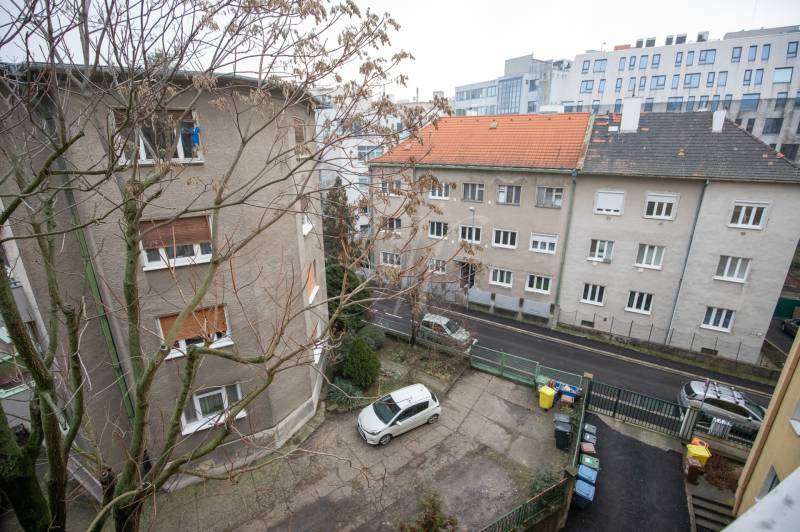 Blick auf die Straßen von Lermontova, Bratislava - Staré Mesto, mit einem geparkten Auto im Hof.