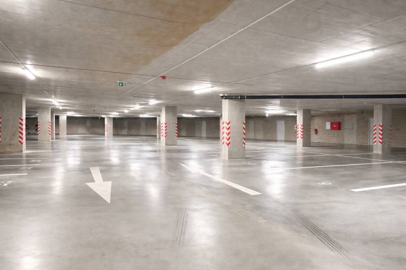 Unterirdisches Parken mit markierten Plätzen und Säulen in der Garage.