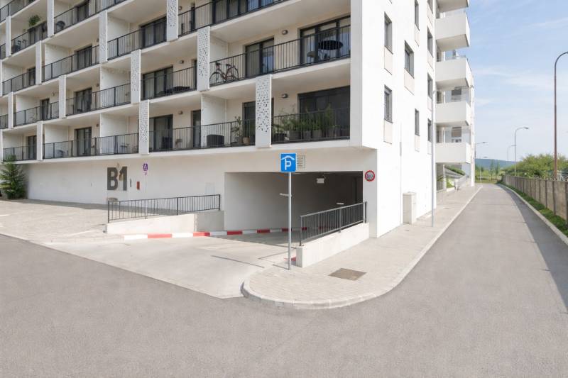 Wohngebäude mit Parkeinfahrt in Bratislava-Rača in der Eduarda-Wenzla-Straße.