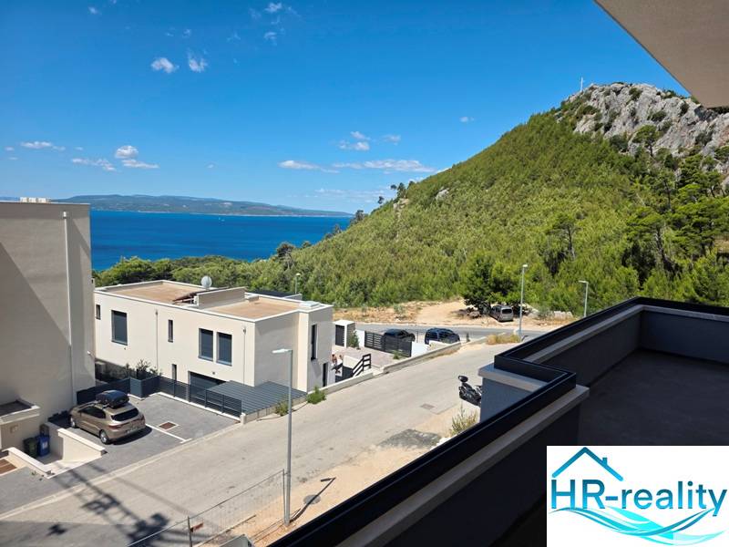 Blick aus der Ferienwohnung in Makarska auf das Meer und die grünen Hügel.