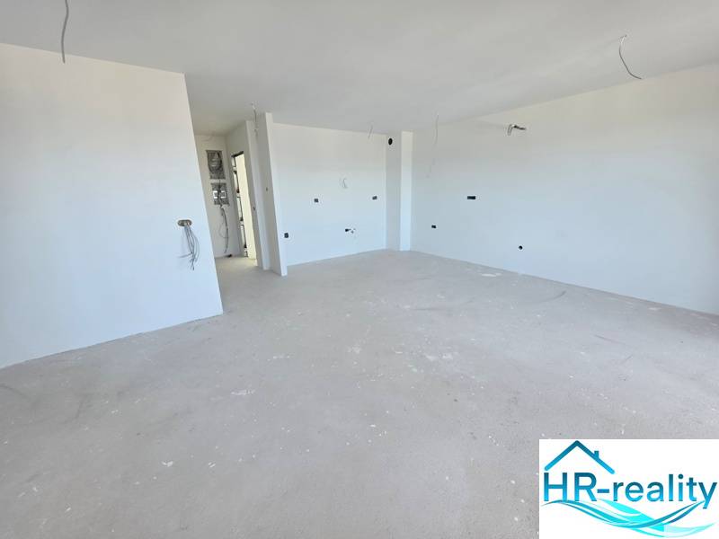 Ferienwohnung mit sauberen weißen Wänden und geräumigem Boden mit Holzdekor.