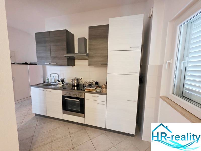 Küche mit kombinierten Schränken und eingebauten Geräten im Ferienapartment.