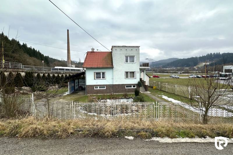 Einfamilienhaus in der SNP-Straße in Považská Bystrica, davor ein Garten und ein Zaun.