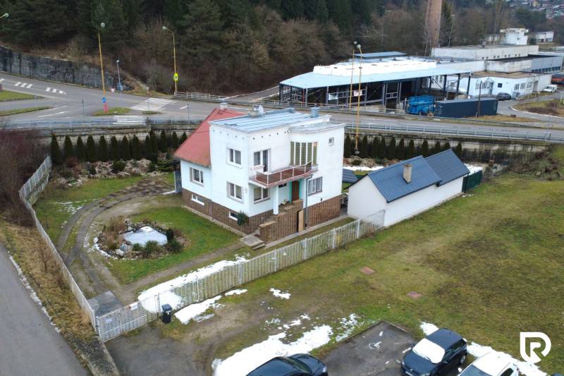 Einfamilienhaus in der SNP-Straße in Považská Bystrica mit gepflegtem Garten und Zufahrtsweg.