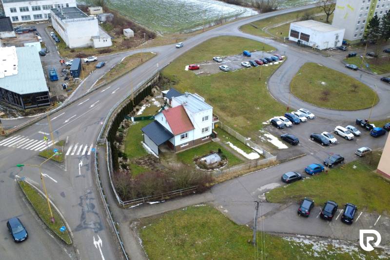 Einfamilienhaus in der SNP-Straße in Považská Bystrica mit angrenzendem Parkplatz.