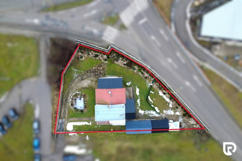 Einfamilienhaus in Považská Bystrica in der SNP-Straße mit gepflegtem Garten und befestigtem Grundstück.