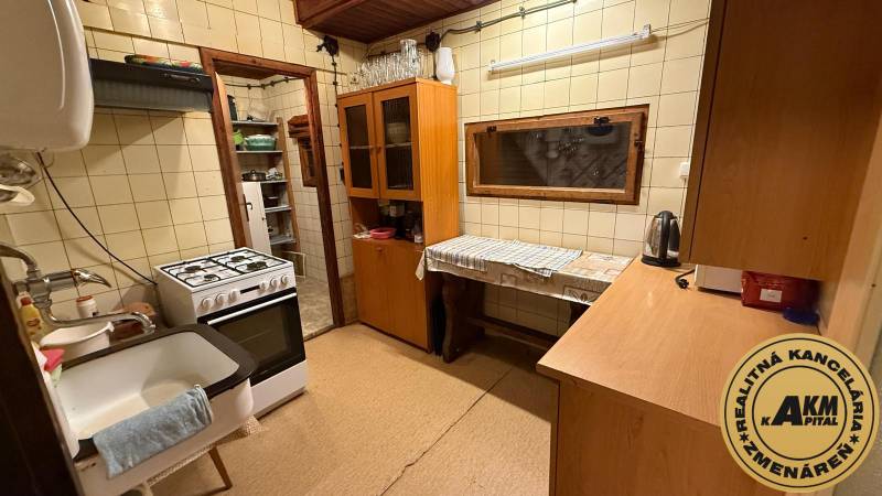 Küche in der Hütte mit Gasherd, Holzdekor und Küchenzeile.