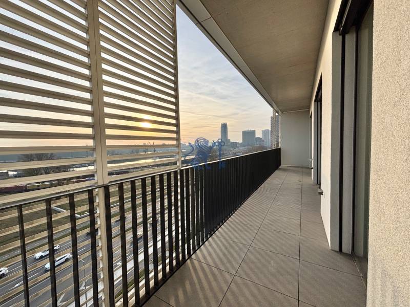 Balkón a výhľad na zimný prístav a OC Eurovea