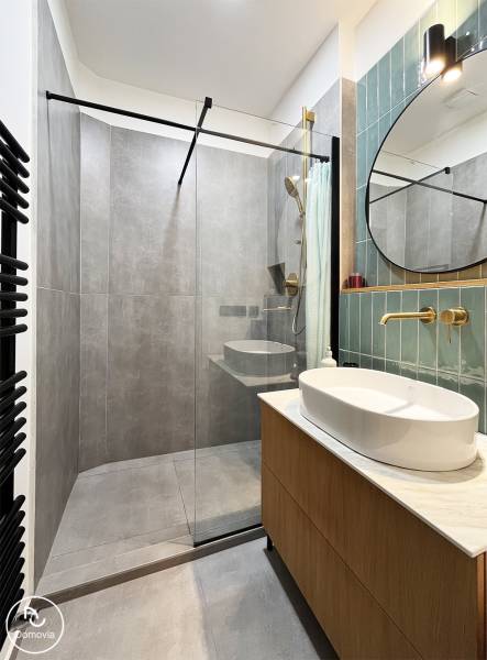 Badezimmer in der Vajnorská Straße, Duschkabine, goldene Armaturen, große Badewanne, geeignet für eine 2-Zimmer-Wohnung.