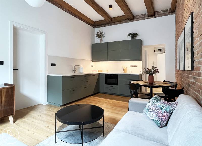 Gemütliche 2-Zimmer-Wohnung mit offener Küche in der Vajnorská-Straße, Holzbalken, Ziegelwand.