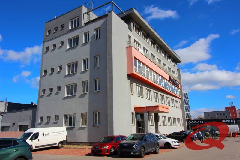 Bürogebäude in der Trenčianska Straße in Bratislava - Ružinov mit Parkplatz.