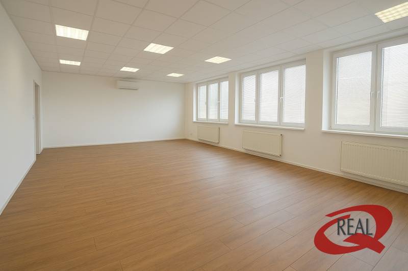 Geräumige Büros mit Holzboden und Klimaanlage.