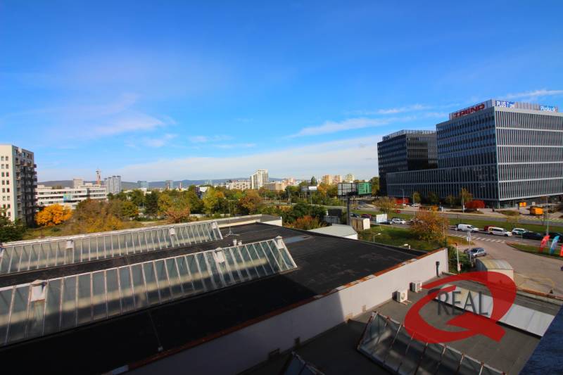 Blick auf Bürogebäude in der Trenčianska-Straße in Bratislava - Ružinov.