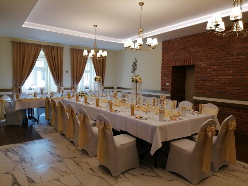 Prächtig dekorierter Saal in Hotels und Pensionen mit Steinverkleidung und effektiver Beleuchtung.