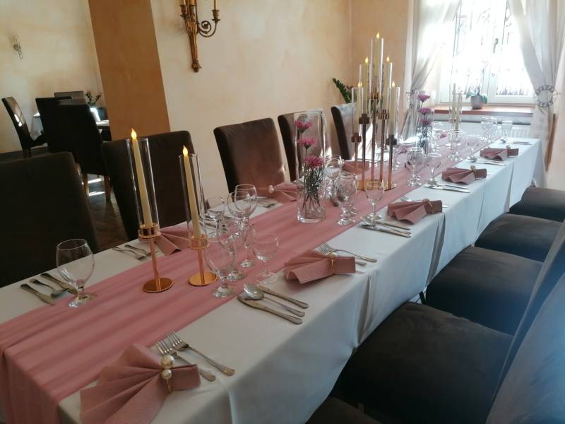 Stilvolles Interieur mit Gästetisch in Hotels und Pensionen, Dekoration mit Kerzen und Blumen.