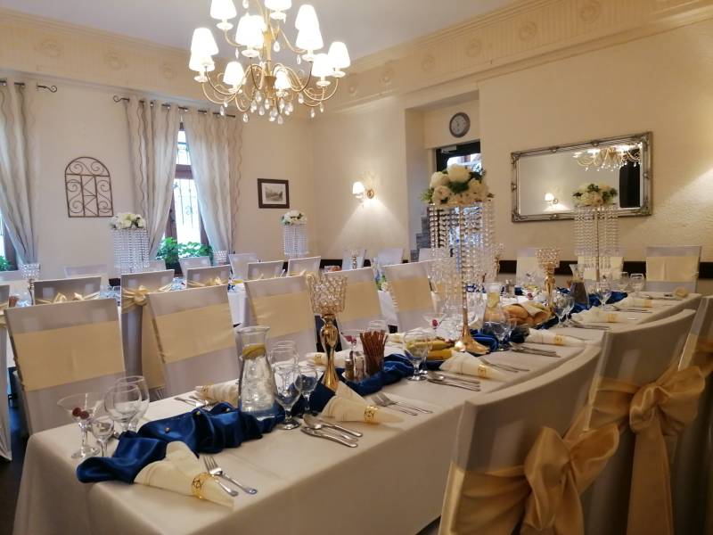 Hochzeitsdekoration im Inneren des Hotelrestaurants, elegant gedeckte Tische mit Blumendekoration.