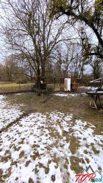 Grundstück in der Mierová-Straße in Krásnohorské Podhradie mit Gras und Schnee, geeignet zum Wohnen.