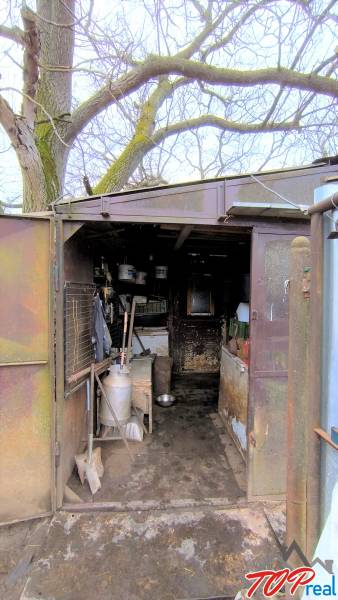 Ein älterer Unterstand auf einem Grundstück zum Wohnen in der Mierová-Straße in Krásnohorské Podhradie.