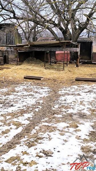 Schneedecke auf dem Grundstück für Wohnzwecke in Krásnohorské Podhradie, Mierová.
