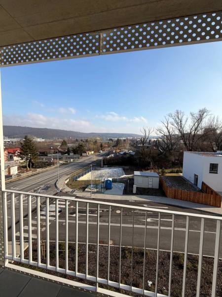 Blick vom Balkon in Bratislava - Dúbravka auf der Agátová-Straße mit Straße und Häusern.