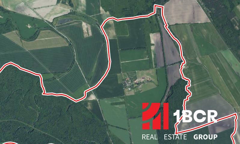 Luftaufnahme von landwirtschaftlichen und forstwirtschaftlichen Flächen in Vysoká pri Morave.