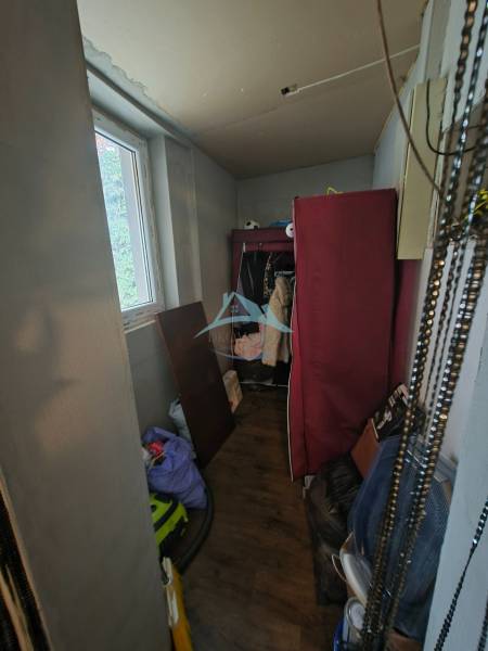 Úložný Raum in einem Einfamilienhaus mit Holzboden und vielen Gegenständen.