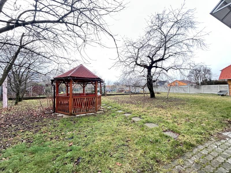 Garten beim Einfamilienhaus in der Komárovská-Straße in Bratislava - Podunajské Biskupice mit Pavillon.