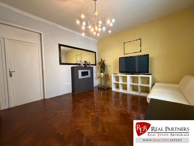 Wohnzimmer mit Holzboden in einer Wohnung mit 5 oder mehr Zimmern.