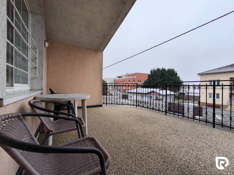 Balkon eines Einfamilienhauses in der Bratislavská-Straße in Bratislava - Záhorská Bystrica.