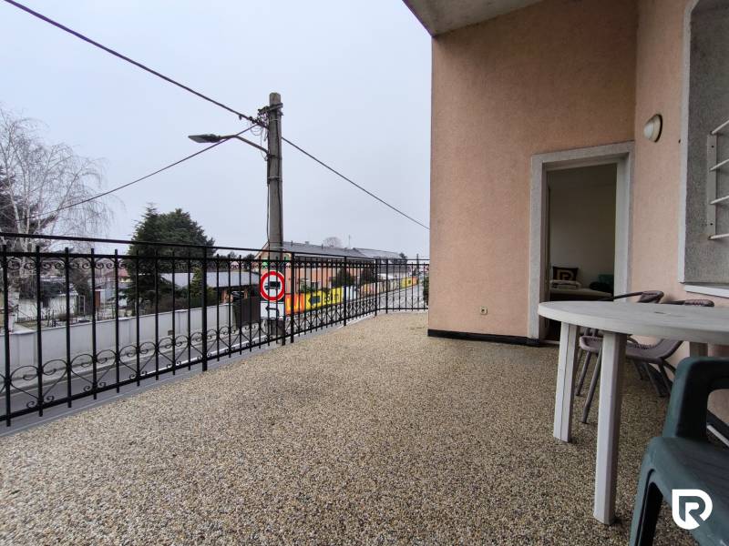 Der Balkon eines Einfamilienhauses in der Bratislavská-Straße in Bratislava - Záhorská Bystrica.