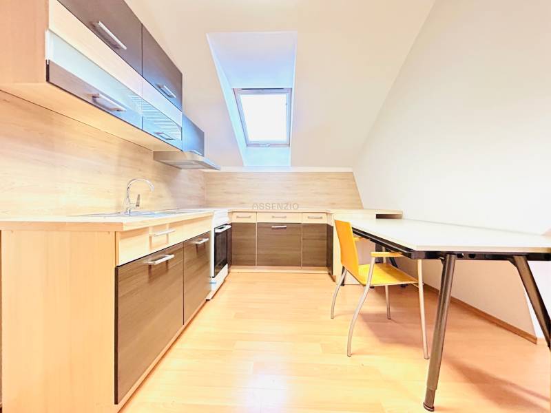 Büros mit Küche und Esstisch, heller Boden mit Holzdekor.