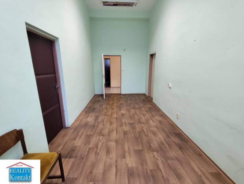 Büros mit Holzboden, grüne Wände, Nové Zámky.