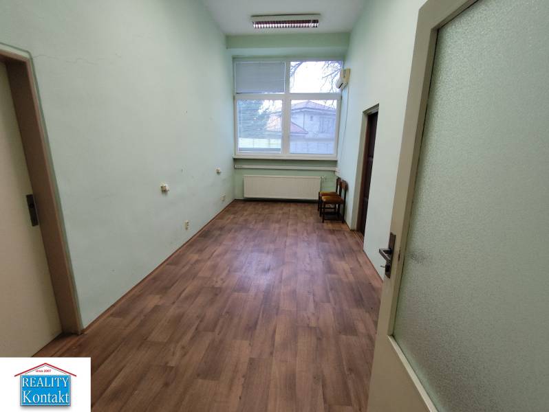 Büros mit Holzboden und großem Fenster zur Miete angeboten.