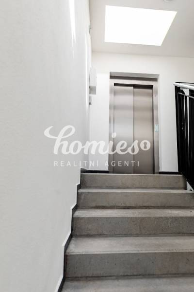 Treppe zum Aufzug in einem Gebäude mit einer 3-Zimmer-Wohnung, heller Raum.