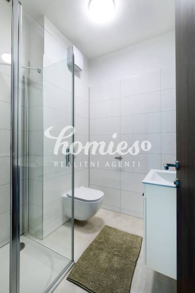 Badezimmer in einer 3-Zimmer-Wohnung mit Toilette, Dusche und Waschbecken.