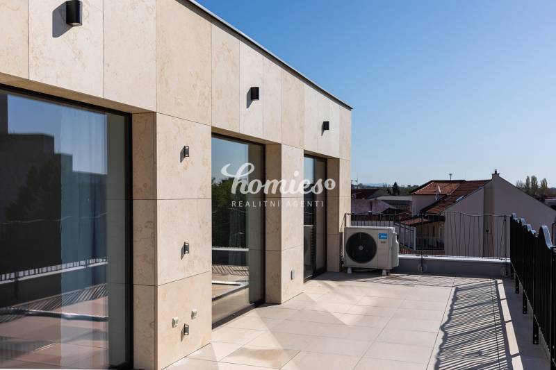 Terrasse einer 3-Zimmer-Wohnung in Nitra mit Keramikfliesen und Blick auf die Stadt.