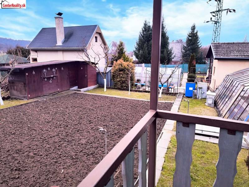 Hof mit Haus und Garten in Partizánske, Blick vom Balkon der Hütte.