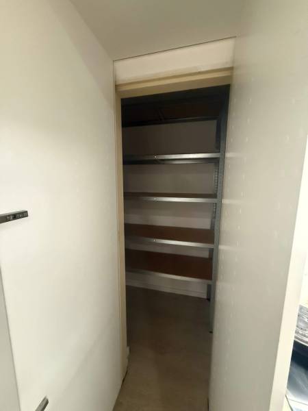 Speisekammer mit Regalen innerhalb einer 3-Zimmer-Wohnung, geeignet zur Lagerung.