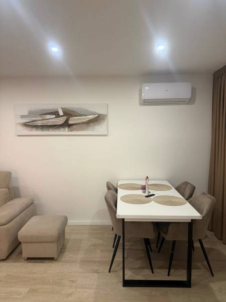 Esszimmer in einer 3-Zimmer-Wohnung mit Holzboden, Tisch und Stühlen.