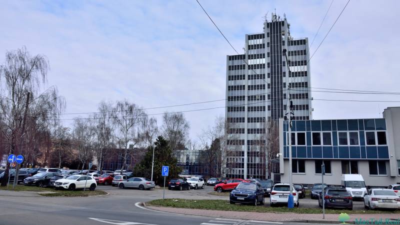 Büros am Freiheitsplatz in Michalovce mit Parkplätzen und umliegendem Grün.