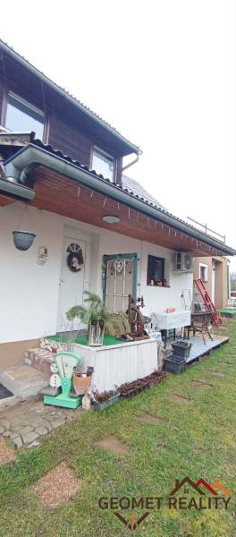 Ein Einfamilienhaus in der Cintorínska-Straße in Divín mit einer Außensitzgelegenheit und Dekorationen.