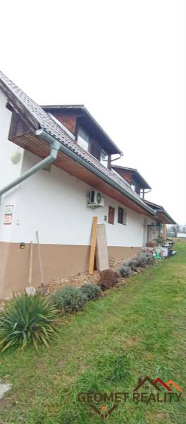 Ein Einfamilienhaus in der Cintorínska-Straße in Divín mit gepflegtem Garten und Dachboden.
