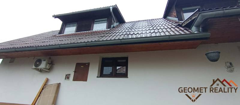 Einfamilienhaus in der Cintorínska-Straße in Divín mit Dachfenstern und Klimaanlage.
