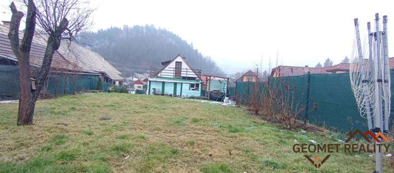 Der Garten beim Einfamilienhaus in der Cintorínska-Straße in Divín mit Blick auf den Wald.
