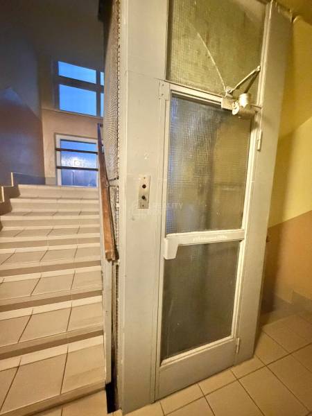 Treppenhaus und Aufzug im Wohngebäude in der Školská-Straße in Čadca.