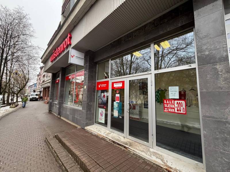 Geschäftsräume in Poprad mit großen Glasvitrinen enthalten Werbung für Rabatte.