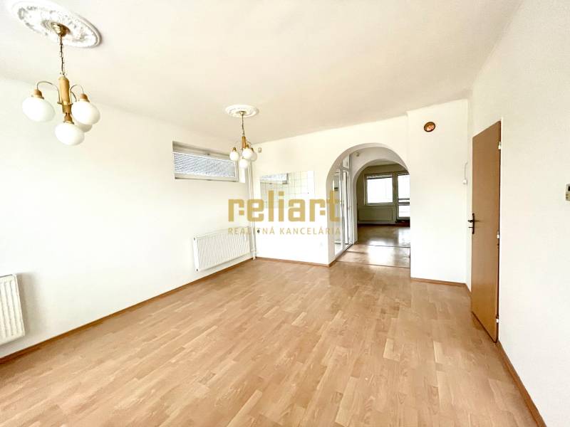 Innenraum eines Einfamilienhauses mit Holzboden und dekorativer Beleuchtung.