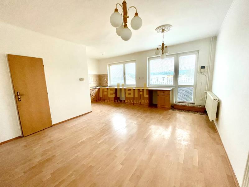 Wohnzimmer mit Küchenzeile, Holzboden in einem Einfamilienhaus.